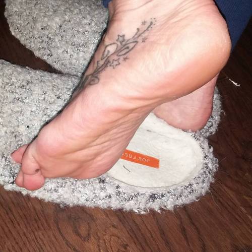 footman34:  #footfetish #footfetishnation #footworship #footsmother #footsmelling #toes #baresoles #