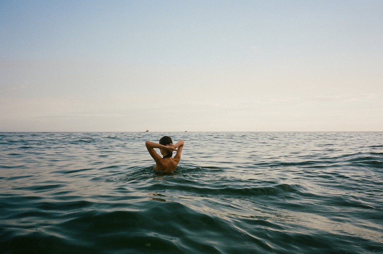 Море поет мужчина. Безмятежное море. За тех кто в море фото. Загорелый курортник. Кома на море.