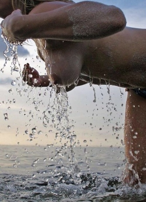 myeroticlifestyle:  I love skinny-dipping.   Fuuuuuuuck 😍