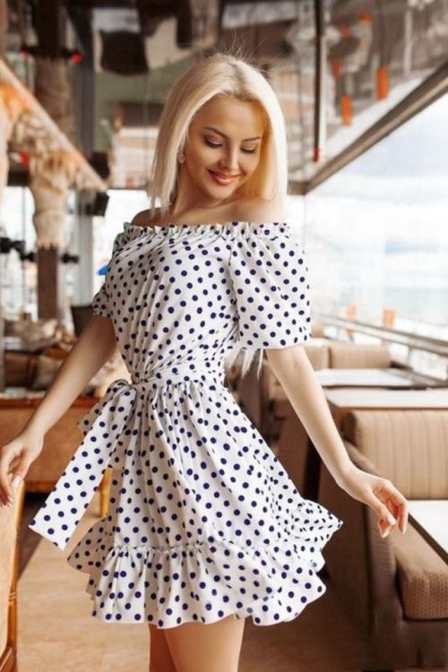herhappysissywife:The beauty of polka dots can never be overestimated. Wearing a dress with frills 
