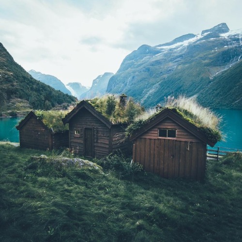 underthelindens: cabins with sod roofs in norway