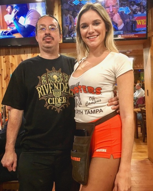 Another birthday, another pic with a lovely Hooters girl! . . . . . . #hooters #hootersgirl #hooters