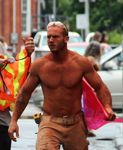 torontomenatwork:  Hunky Bricklayer Handsome and ripped bricklayer working on a Saturday at 373 Queen West and Peter. He’s a total tradesman fantasy. 2015 May 30   Damn