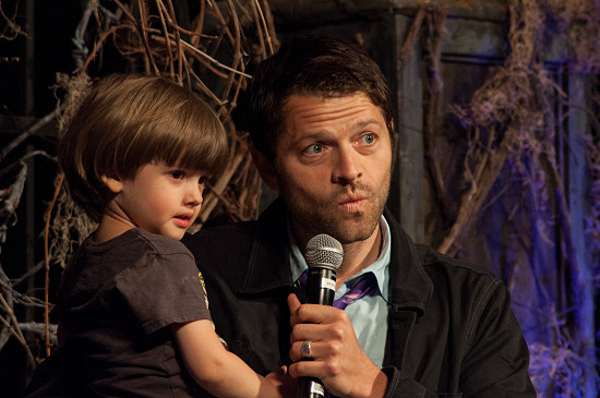 acklesswag:  Misha explaining to West that all the ‘flashing lights’ are people