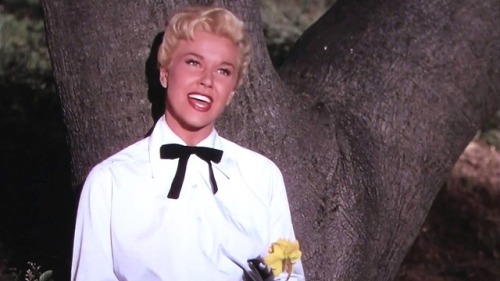oh-sewing-circle:“Lesbian subcultures of the era responded in their own unique ways to Hollywood cin