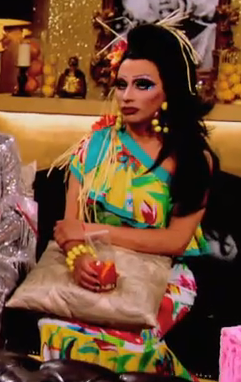 theofficialcunt: molestialseasonings:  Why does Bianca ALWAYS sit with a pillow?        She said in an interview awhile back that she sat with a pillow to prevent herself from strangling the other queens 😂 