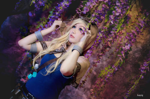 league-of-legends-sexy-girls: Lux Cosplay