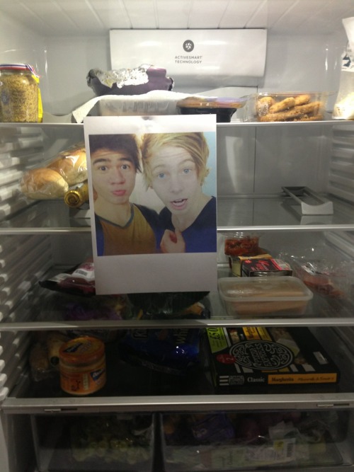 justsome5sosfeels:  chesirekisses:  OH LOOK THERE’S SOME CAKE IN THE FRIDGE  IM STILL LAUGHING 