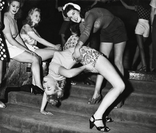 vintagegal:  Earl Carroll Vanities dancers photographed in Hollywood by Joseph Jasgur c. 1940s (via) 