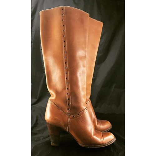 New merch in the #modcloset booth includes these #cognacleather #kinney boots from the #70s (sz 7) 👢 .
.
#kinneyshoes #vintageboots #leatherboots #heeledboots #vintagestyle #vintagefashion #campusboots #70sfashion #70sstyle #bohostyle...