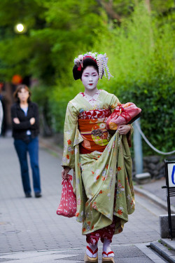 geisha-licious:  Ayano of Pontocho by ONIHIDE