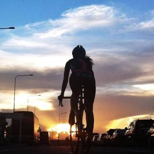 javi-ballestero: #amanecer #dawn #girlbike #morningtraining #cyclinggirl #cyclingtraining #cyclinght