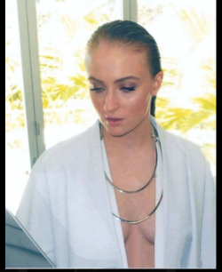 prettycelebsandcosplayers:  Sophie Turner