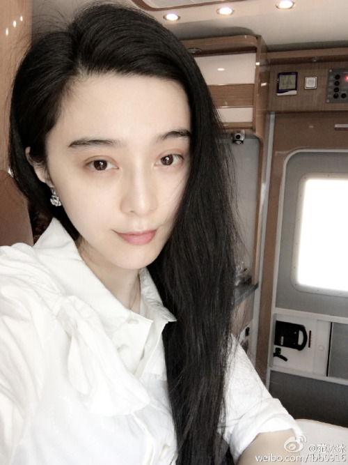 [160503] Fan Bingbing’s weibo update : 不工作，决不化妆 @ 范冰冰