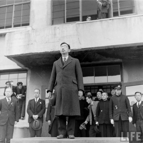 Hirohito in Hiroshima(Carl Mydans. 1947)