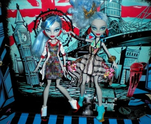 &ldquo;Mad Science&rdquo; Ghoulia(s) Yelps.Left, basic. Right, new outfit, hairstyle &am