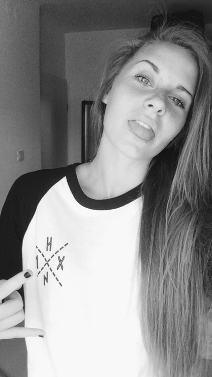 sharkives:  lesb0s:  i’m like hey wassup hello  Babe