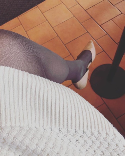 Feeling super stylish earlier today, what do you think? I LOVE these #opaquetights Where are my #nyl