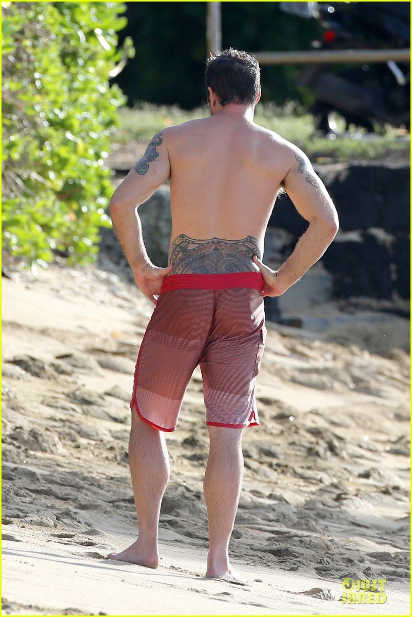 male-celebs-naked:  Alex O’Loughlin 1 See more here