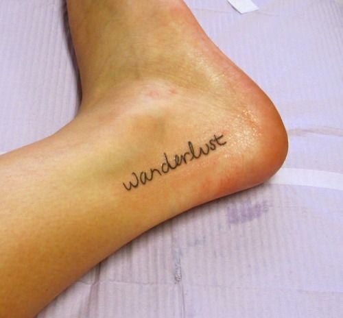 Pequeños Tatuajes — Pequeño tatuaje que dice “wanderlust”, palabra que...