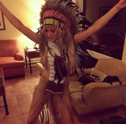athinikli:  Ellie goulding being a racist piece of shit dresses up as a native American, but surprisingly the comments give me some hope for humanity. Really dissapointed and disguasted Ellie. 