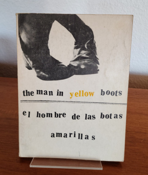 Man in Yellow Boots / El hombre de las botas amarillasby George Bowering. Published by El Corno Empl