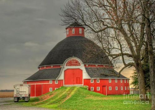 freekentuckythinker:farmfarmer: Round barns weren’t too popular in my area, but there were a f