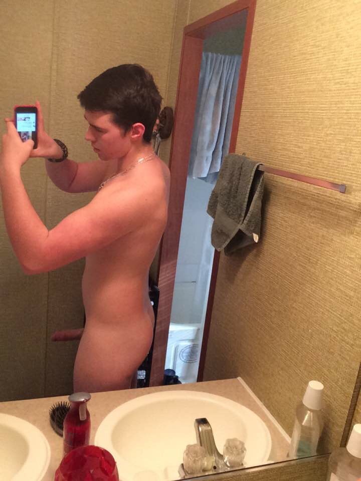 sextinguys:  This 19yo is 6′1″ athletic, and loves to sext. He was not afraid