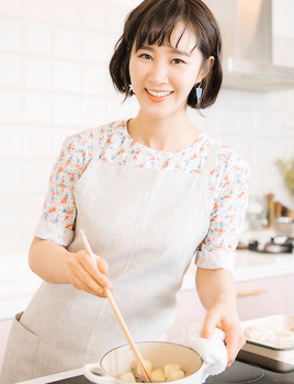 kwonyuri:While arranging the food, I thought that cooks are wonderful because they comfort the soul. That’s because the ones that cook think about the ones who will eat the food. I think that true happiness is to make something for someone. Feeling