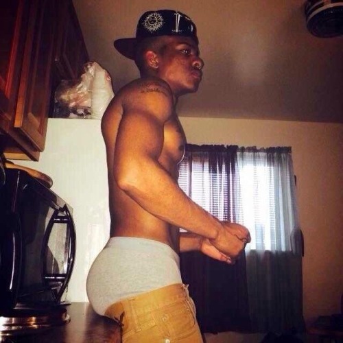 pipelayinquan:  When Homie With The Phat Ass Always Got His Shirt Off