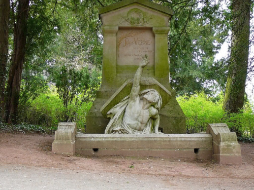 blondebrainpower: Jules Verne 1828 -1905 The beautiful tomb of Jules Verne can be found in the Cimet