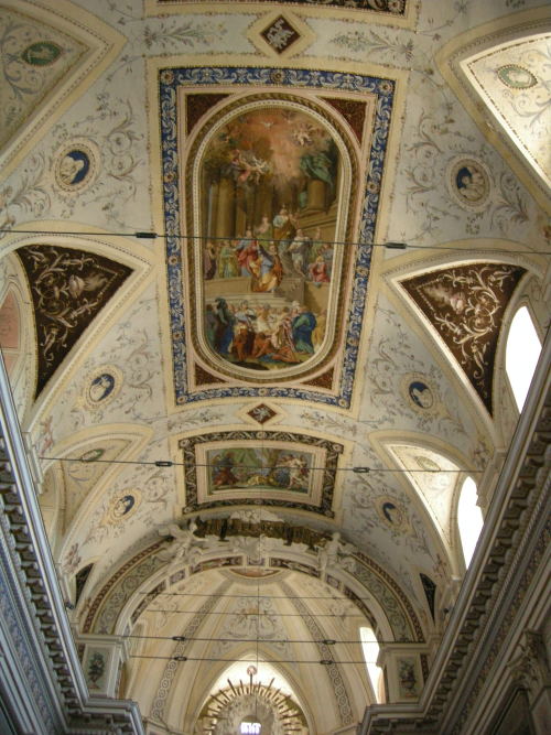 ferribotti:  Noto - Chiesa Santissimo SalvatoreUn complesso scenografico con Chiesa, monastero e seminario. La chiesa è un esempio del passaggio del tardo barocco siciliano che qui a noto fiorisce in nuovo neoclassicismo perdendo le immagini floreali,