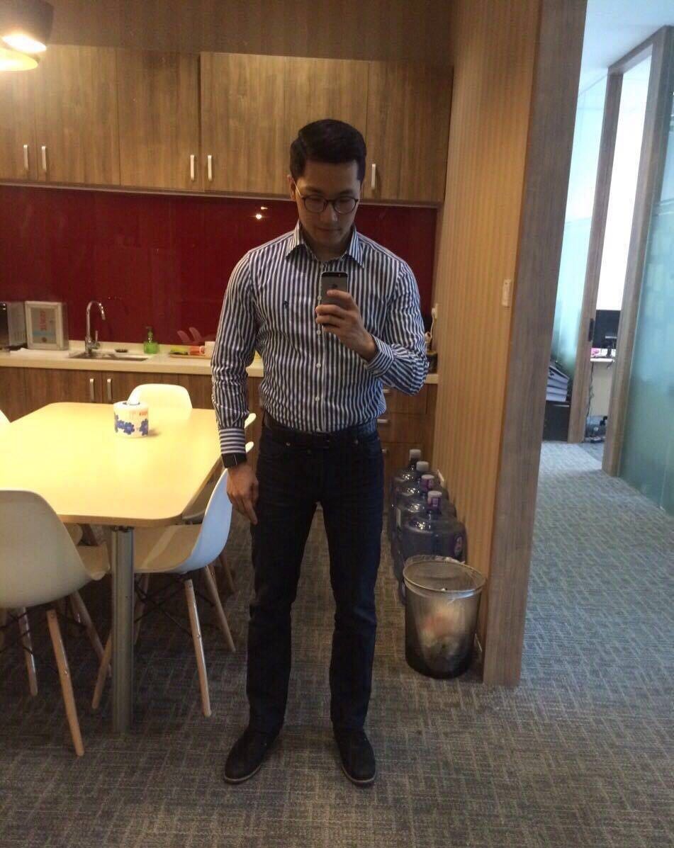 sinexpat:  execsg:   eroticscan:  cool guy  Super hot exec!!!   Follow me Sinexpat