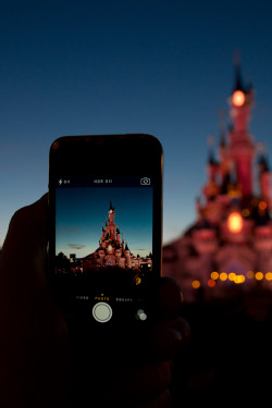 chucksnpinups:  plasmatics-life:  plasmatics: { Disneyland Paris } x Michal Switala  i want to go to every Disney park 