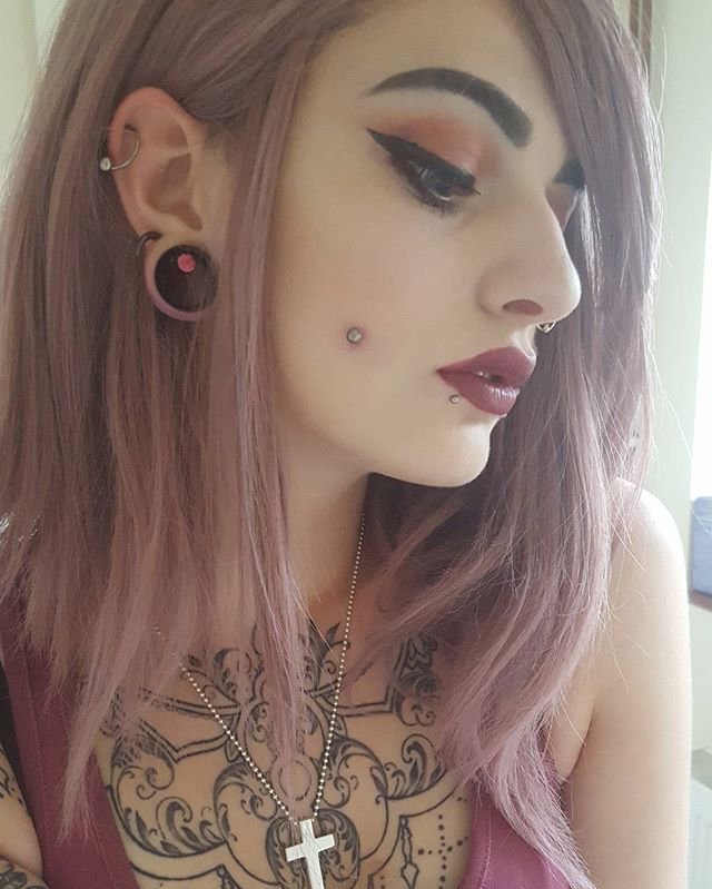 Extreme Tattoos und Piercings bei Frauen