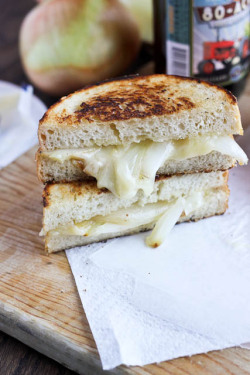 in-my-mouth:  Grilled Onion Grilled Cheese 