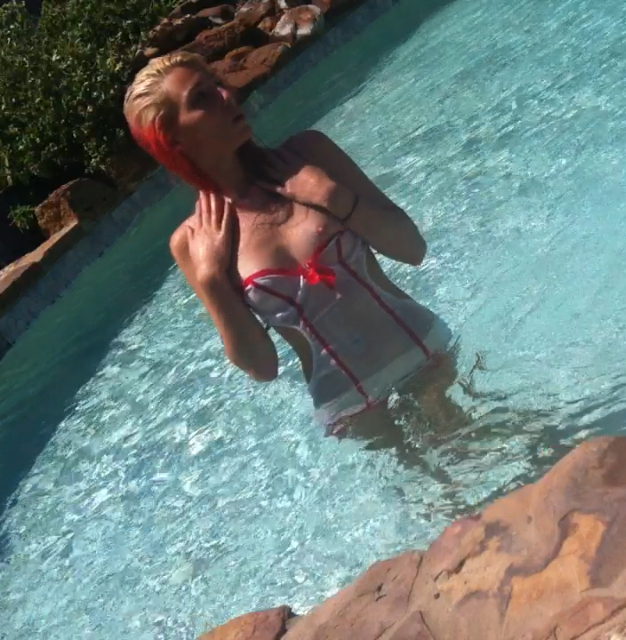 prestoned420:  rolledtightmarie:  Just some pool side fun 😽😻💋 💋rolledtightmarie💋