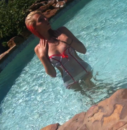 prestoned420: rolledtightmarie: Just some pool side fun rolledtightmarie Do not take off source!! 