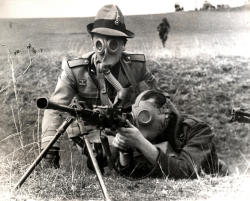 peashooter85:  Italian machine gun crew,