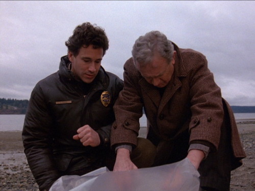cynema:“She’s dead, wrapped in plastic.”Twin Peaks 1990 Pilot Episode