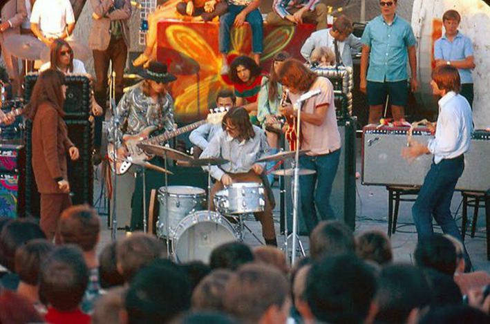 claraclarvoyant:  Jefferson Airplane perform a free outdoor show downtown during