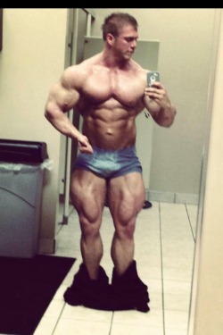 thick-sexy-muscle:  Gym Bathroom Muscle Selife Stud  Dear god man