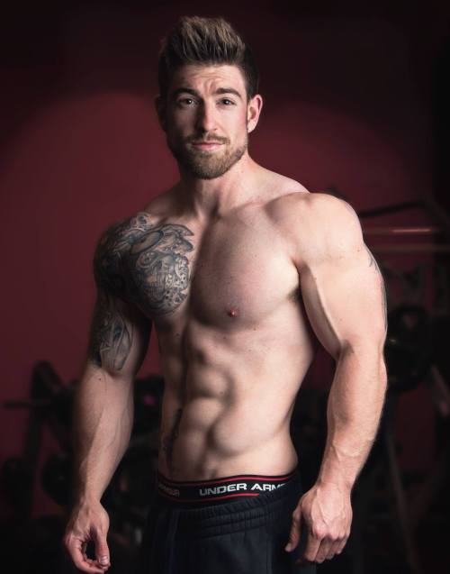 Mostly Cut Muscular and HairyAdd me on Kik of you want to chat: Gui11otine