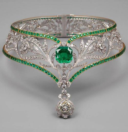 thegryphonsnest:Emerald Choker & Tiara by Nikolayev!