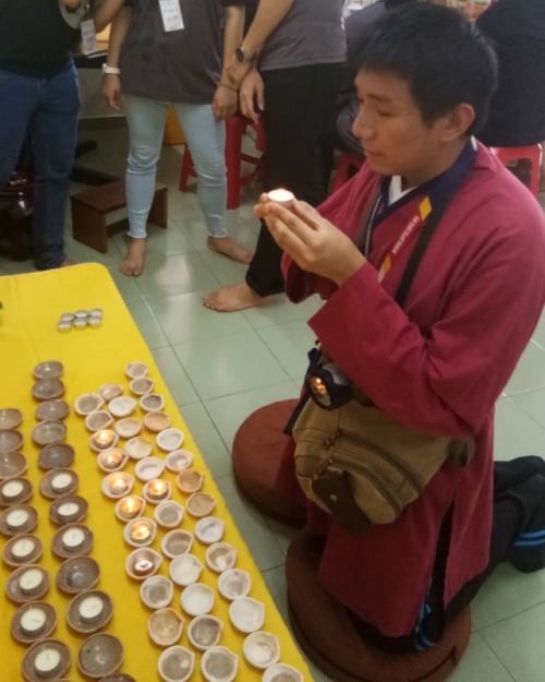 Credits to/感謝： @edtan1997#throwback #wesak Day: Lighting Candles.#丢回 #卫塞节 ：點燈拜佛祈福。Happy Sabahans&rsq