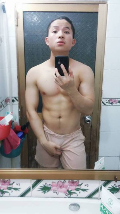 bravenguyen:  choikhongiu:  duycute113:  manjam1981:  traidepquanhta:  Gym boy Tiến - Part 1Chưa biết thẳng hay cong mà nhìn tướng đúng chuẩn bot luôn  be nay bot quan 2, lt roi hang thi ok ma o ngoai lùn lam hay di lam cong qua trong