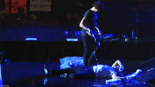 cilffrds:  Lilo falling on stage and Louis pouring water over Liam x 