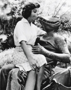 slugbox: arcaneimages:  Behind the scenes. Alligator People. Beverly Garland   @redrabbu 