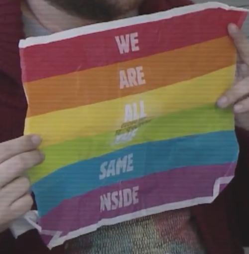 Me pareció un detalle hermoso el que durante el día de la celebración del Orgullo Gay, Burger King vendió "hamburguesas orgullosas" las cuales venían dentro de una cubierta de la bandera gay, pero en su interior decía:  "todos somos iguales por