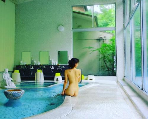 Japanese onsen, via oguro.keita長野県 鹿教湯温泉「つるや旅館」前に投稿した混浴露天の内湯です。細かなタイルが張り巡らされていて、洋風でレトロな浴場です。